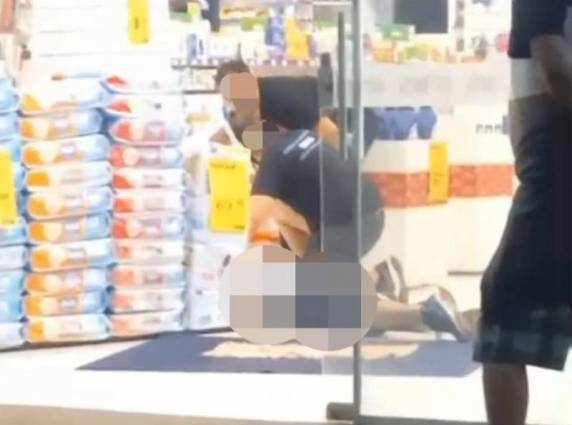 Ataque ocorreu na noite de sábado (11) e causou pânico entre clientes e funcionários; polícia investiga autoria e motivação do crime.