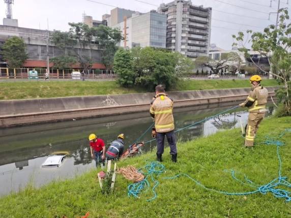 Motorista perde o controle do carro e cai no Arroio Dilúvio, em Porto Alegre - foto 3