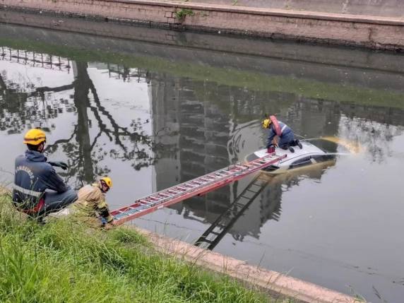 Motorista perde o controle do carro e cai no Arroio Dilúvio, em Porto Alegre - foto 2