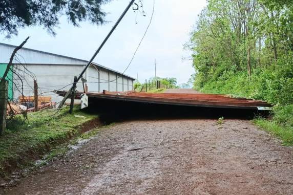 Fortes ventos destelham casas e galpão em Palmeira das Missões; Defesa Civil avalia se houve microexplosão - foto 3