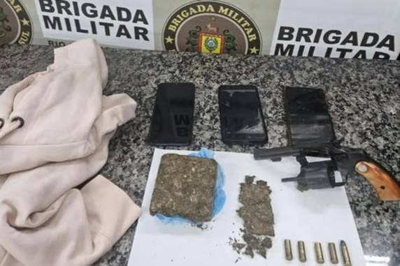 Douglas Moraes Schwingel, de 32 anos, foi morto a tiros na noite de sábado (11). Prisões ocorreram em Santo Ângelo, onde a polícia apreendeu drogas, arma e roupas usadas no crime.
