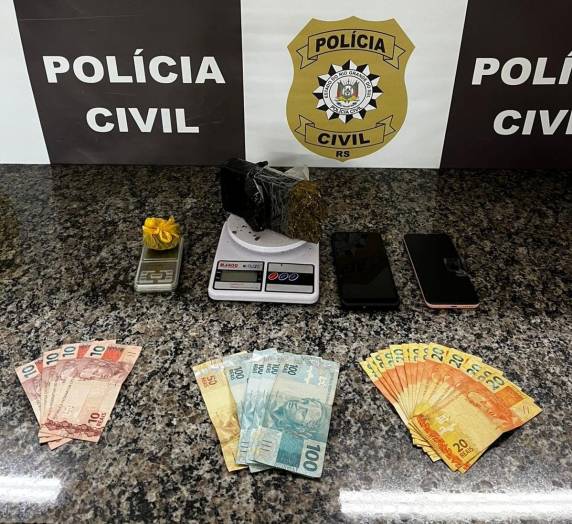 Ação da DRACO ocorreu no Bairro Pilau, onde foram apreendidos maconha, balanças de precisão, celulares e dinheiro