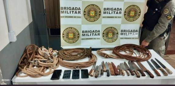 Dois homens foram presos e diversos materiais utilizados no abate clandestino foram apreendidos durante a ação policial nesta segunda-feira (13).