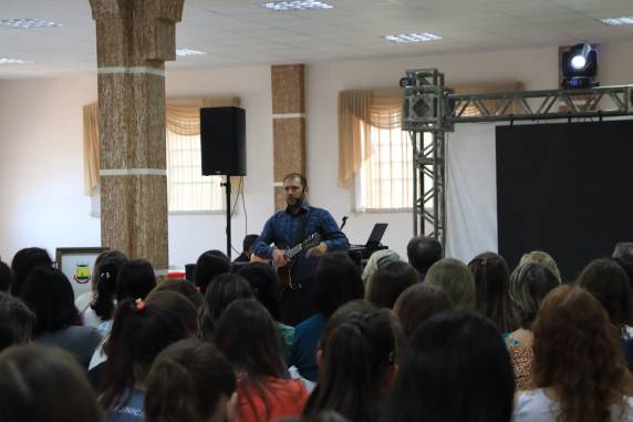 Evento promovido pela Secretaria de Educação reuniu cerca de 490 servidores e contou com palestra do psicólogo Elizandro Pagani e apresentação musical de Karine Eichel.