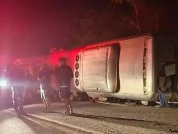 Acidente com ônibus na BR-423 mata 15 pessoas em Pernambuco - foto 2