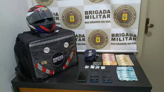 A prisão ocorreu na madrugada deste domingo (19), no bairro São Luiz Gonzaga, durante patrulhamento da ROCAM do 3º RPMon, que encontrou drogas, celulares e dinheiro com o suspeito.
