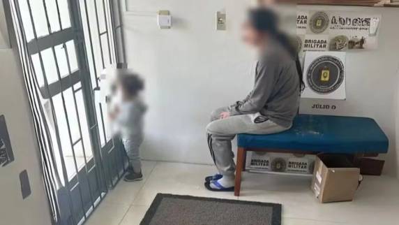 Ela foi presa ao receber entrega com drogas pelo correio. Filho de 20 anos confessou que produto era para ele e que a mãe não sabia do conteúdo