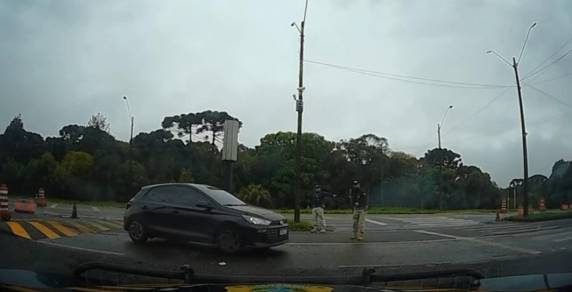 Condutor seguiu em alta velocidade pela BR-277 mesmo após ter os pneus furados; droga estava escondida no veículo