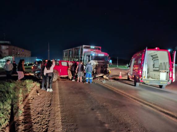 Motorista morre em colisão frontal entre caminhonete e caminhão na BR-285, em Ijuí - foto 2