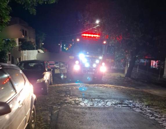Fogo teria iniciado em geladeira devido a possível pane elétrica; Corpo de Bombeiros controlou a situação rapidamente