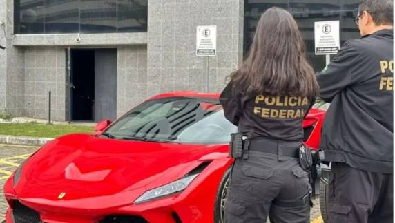 Esquema teria desviado até R$ 6,3 bilhões de aposentados; Ferrari, Porsches e BMWs estão entre os 29 carros registrados em nomes dos investigados