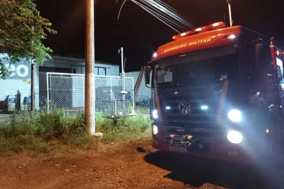 Estrutura foi comprometida pelas chamas. Ninguém ficou ferido na ocorrência