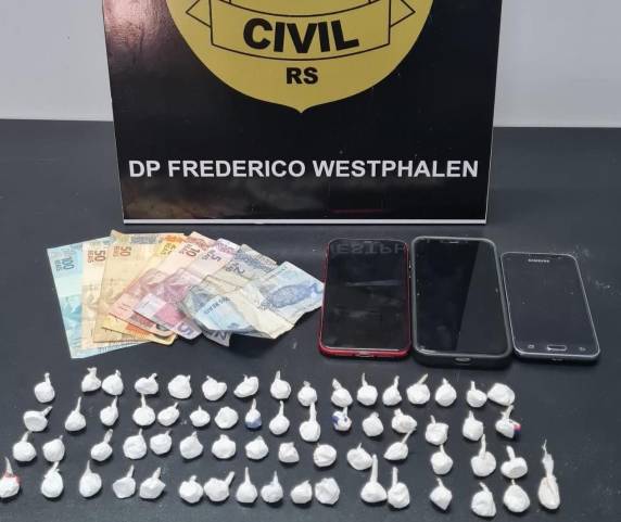 A ação integrada entre as Delegacias de Palmeira das Missões e Frederico Westphalen resultou em duas prisões e na apreensão de drogas, dinheiro e materiais utilizados no preparo de entorpecentes.