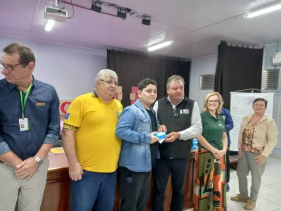 Projeto Visão entrega óculos a estudantes da Escola Germano Dockhorn em ação de solidariedade - foto 2