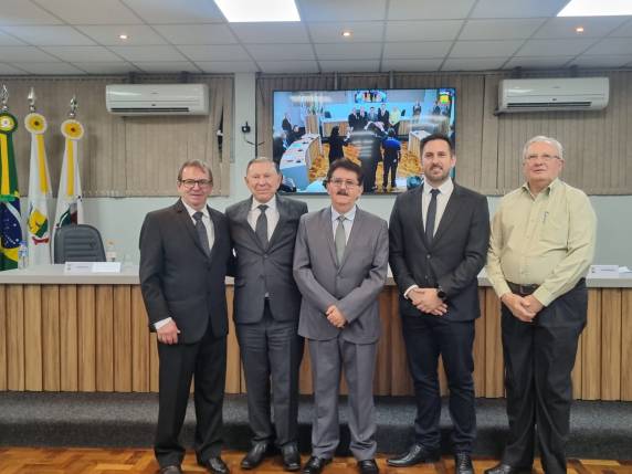 Câmara de Vereadores realiza sessão solene em homenagem aos ex-prefeitos de Três de Maio - foto 3
