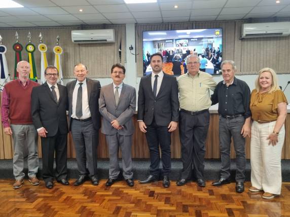 Câmara de Vereadores realiza sessão solene em homenagem aos ex-prefeitos de Três de Maio - foto 2