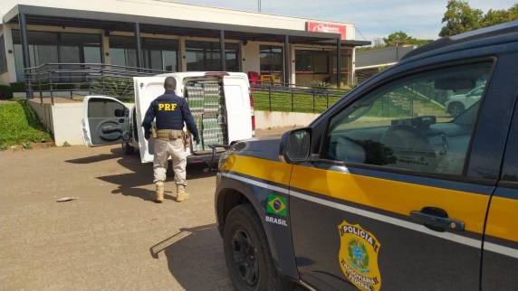 Apreensão foi realizada pela Polícia Rodoviária Federal na manhã desta sexta-feira (24); carga estava escondida em uma Fiorino com placas de Blumenau.