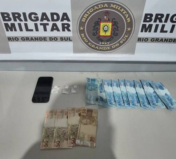 Brigada Militar localizou o suspeito com porções de cocaína e dinheiro em espécie durante patrulhamento
