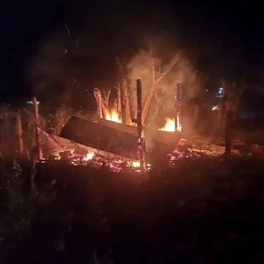Fogo mobilizou bombeiros e vizinhos, mas casa principal foi preservada