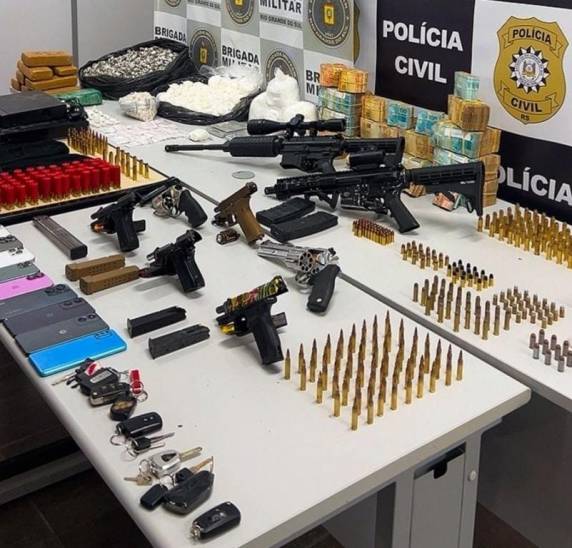 Foram apreendidos também nove veículos, além de oito armas de fogo e quantidades de drogas