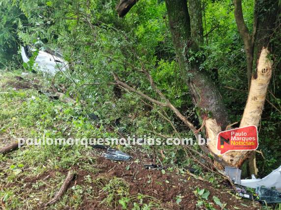 Saída de pista e capotamento na BR-472 em Três de Maio - foto 3