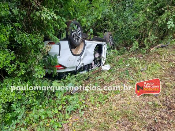 Saída de pista e capotamento na BR-472 em Três de Maio - foto 2