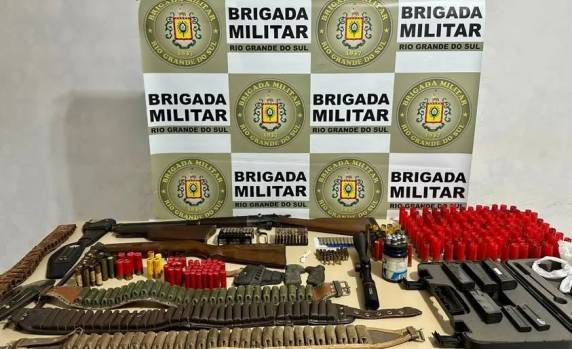 Homem em surto é preso pela Brigada Militar após efetuar diversos disparos de arma de fogo em via pública em Não-Me-Toque.