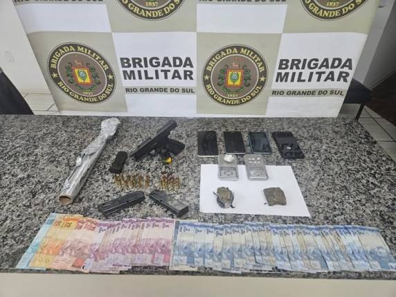 A ação ocorreu na tarde desta terça-feira (28), no bairro Aguiar, onde foram apreendidos armas, drogas, dinheiro e celulares.