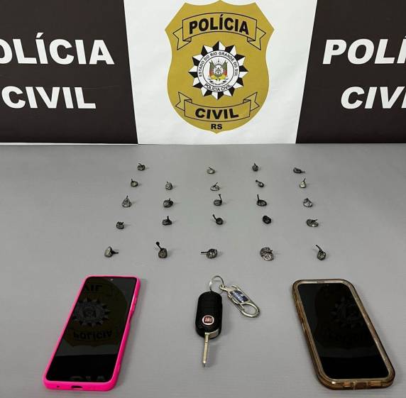 A mulher de 25 anos foi flagrada pela DRACO com 24 porções de cocaína prontas para venda, enquanto usava um veículo de aplicativo para realizar as entregas.