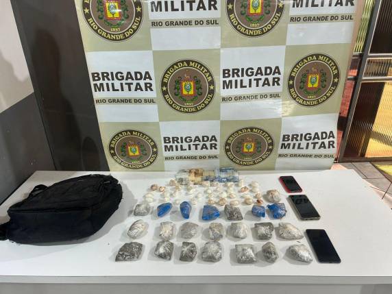 Ação da Força Tática ocorreu no bairro Cohab e resultou na apreensão de cocaína, maconha, crack e celulares.