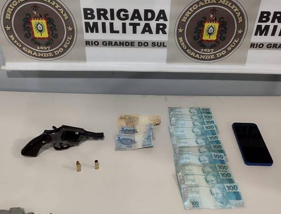 Ação do 29º BPM no Bairro Alvorada resultou na apreensão de um revólver calibre 38, munições, celular e dinheiro.