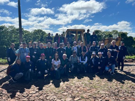 A ação também contou com o apoio do Setor de Obras, que disponibilizou caminhão e retroescavadeira para a retirada de entulhos e resíduos