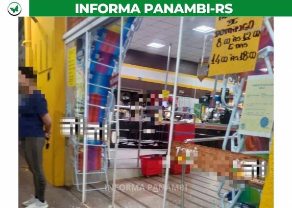 Criminosos armados atiraram contra o vidro do estabelecimento, roubaram cerca de R$ 5 mil e foram perseguidos; dois suspeitos foram detidos pela Brigada Militar.