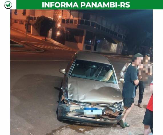 Criminosos armados atiraram contra o vidro do estabelecimento, roubaram cerca de R$ 5 mil e foram perseguidos; dois suspeitos foram detidos pela Brigada Militar.