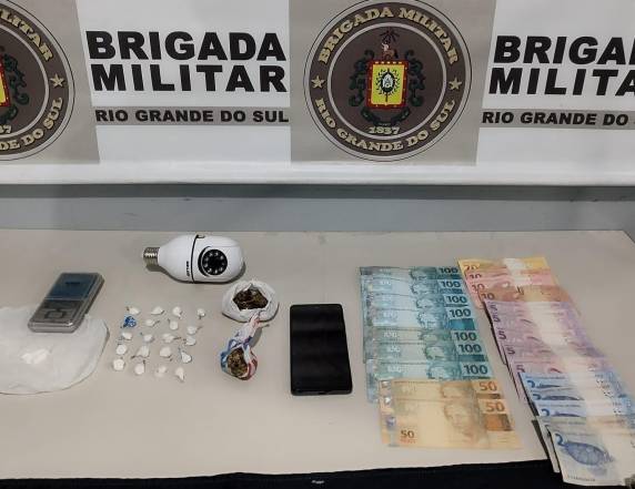 Brigada Militar apreende maconha, cocaína, balança de precisão e dinheiro durante ação do 29º BPM