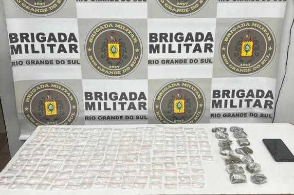 Porções de maconha também foram encontradas no automóvel