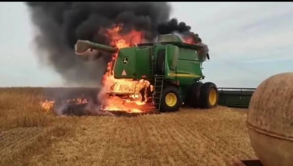 Chamas atingiram máquina agrícola na localidade de Benjamin Nott; ninguém se feriu