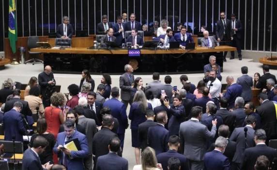 Atualmente, a legislação brasileira concede benefício de apenas cinco dias corridos