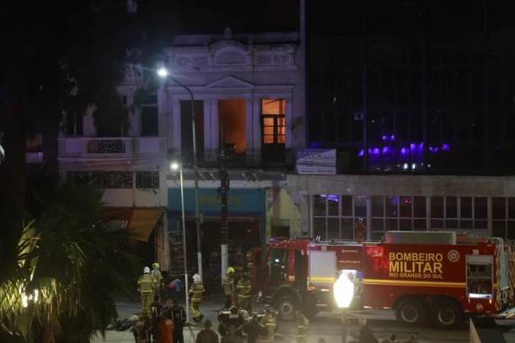 As chamas começaram por volta da 14h45min de quarta-feira (05) e até às 5h desta quinta os bombeiros seguem atuando no rescaldo