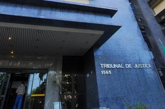 Em decisão de primeira instância, educadora foi sentenciada a 14 anos de prisão em regime fechado. Ela confirma envolvimento com o adolescente, mas alega que foi consensual.