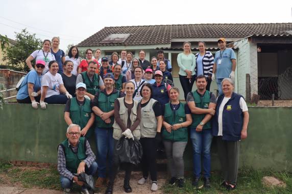 Agentes de saúde e endemias percorreram o bairro orientando moradores e eliminando possíveis criadouros do Aedes aegypti; ações seguirão em outras localidades nos próximos dias.