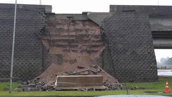 Bloqueios em rodovias, destelhamentos e queda de árvores: ciclone extratropical provoca estragos no RS - foto 4
