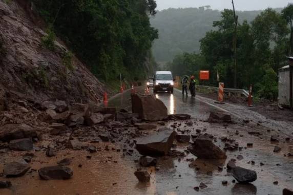 Bloqueios em rodovias, destelhamentos e queda de árvores: ciclone extratropical provoca estragos no RS - foto 3