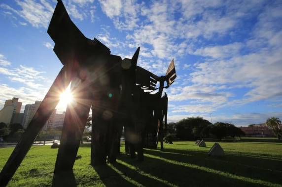Clima seco predomina nos próximos dias, mas frente fria trará instabilidade breve
