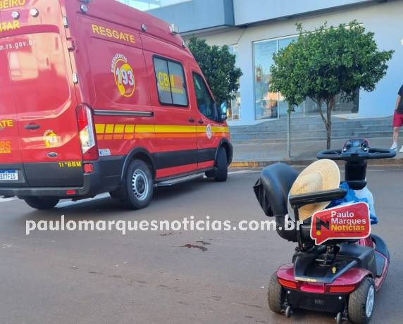 Idoso cadeirante fica ferido em acidente entre carro e cadeira motorizada em Três de Maio - foto 3