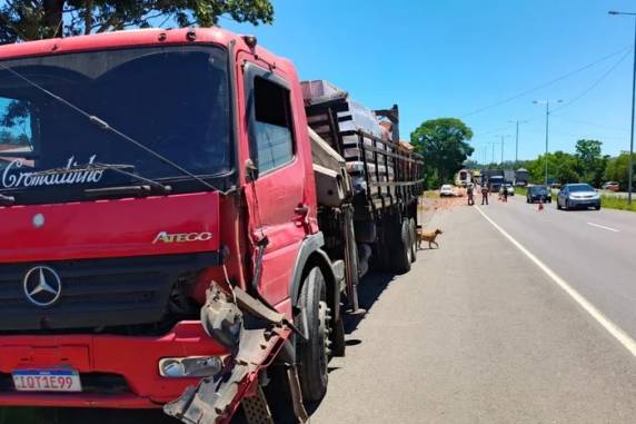 Tatiani de Sá Tomaz, 45 anos, estava na motocicleta atingida pelo carregamento. Polícia Civil ainda aguarda laudos periciais para confirmação da identificação do condutor do veículo