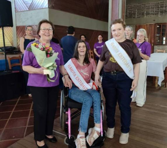Evento reuniu representantes de 14 Apaes da região e consagrou Marleide Cristiane Mensch, de Três de Maio, como Garota Estudantil 2025.