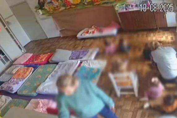 Pais de uma menina de dois anos foram informados pela prefeitura, que investiga a conduta da profissional. Em setembro, duas mulheres que atuam no mesmo local foram denunciadas por lesão corporal contra menino