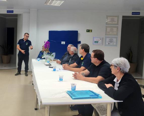 Assembleia da Apae de Três de Maio elege nova diretoria para o triênio 2026-2028, com Evandro Carlos Schütz na presidência e aprovação unânime da chapa única.