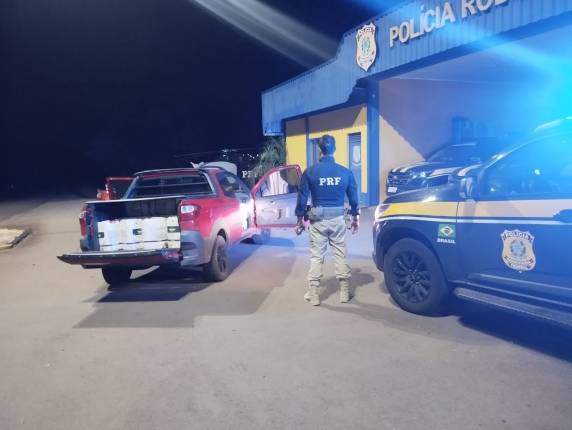 Produto de origem argentina e proibido pela Anvisa era transportado em uma Fiat Strada; motorista tentou fugir, mas foi interceptado após perseguição.